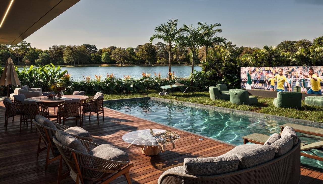 Área de lazer da Casa AA com piscina e vista para o lago