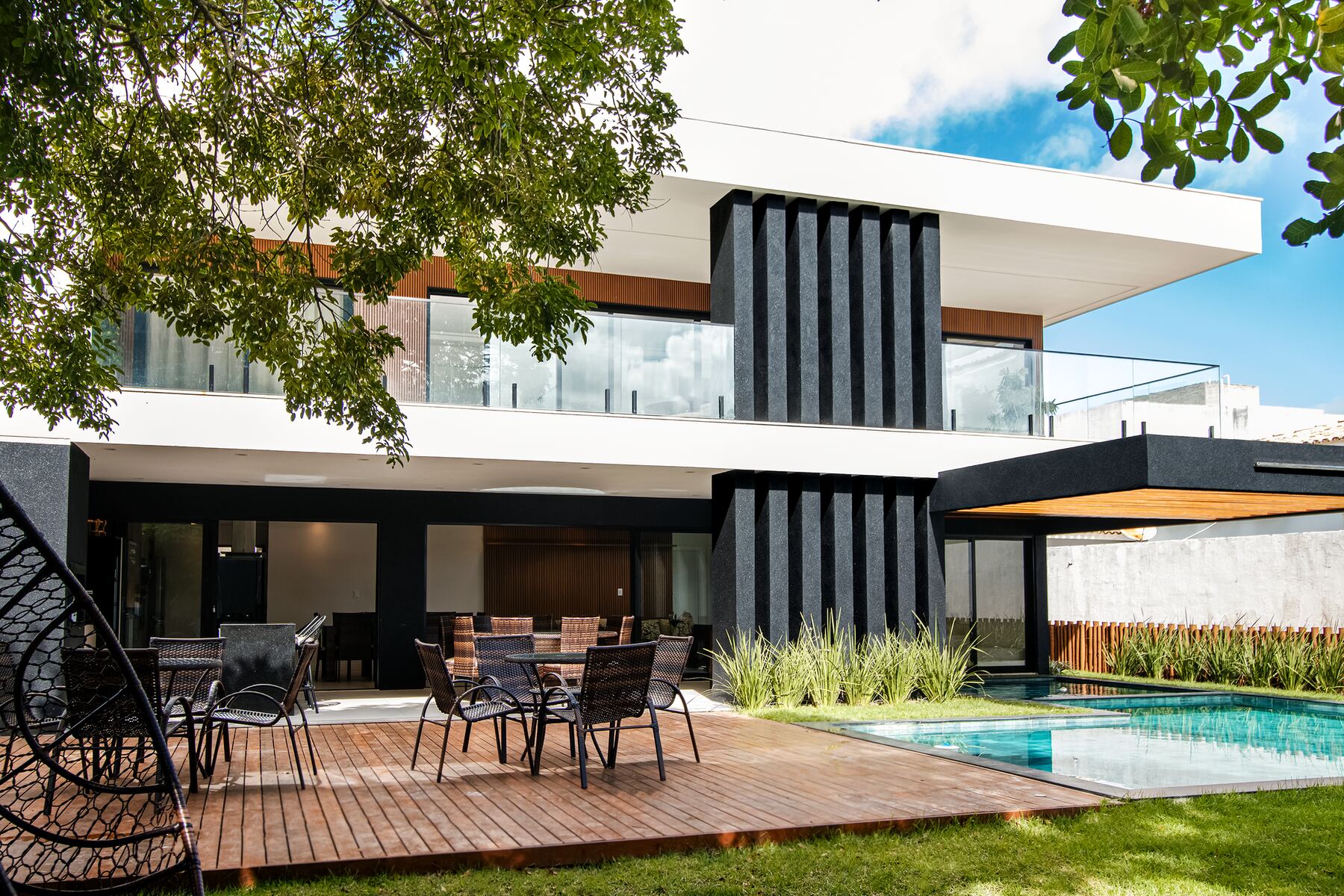 Casa Bertoldo, Guarajuba, Salvador — piscina ao entardecer