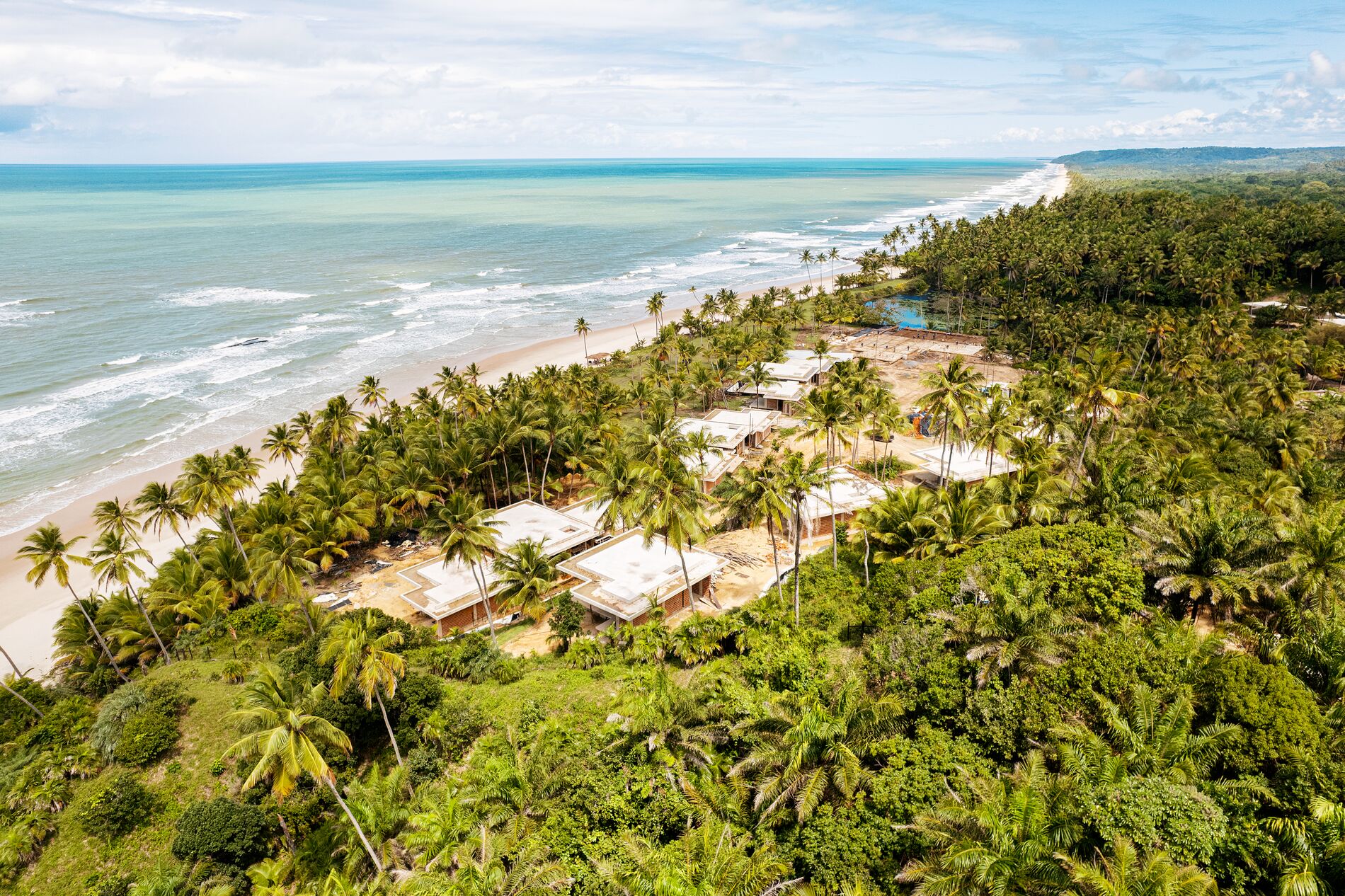Vista aérea das villas do Resort JK à beira-mar, Itacaré