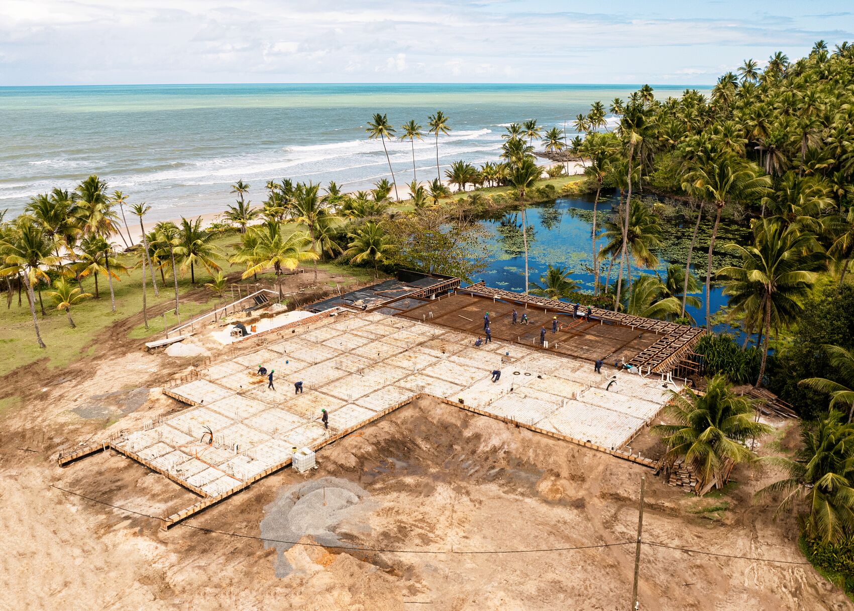 Execução das fundações do Resort JK com equipe em campo