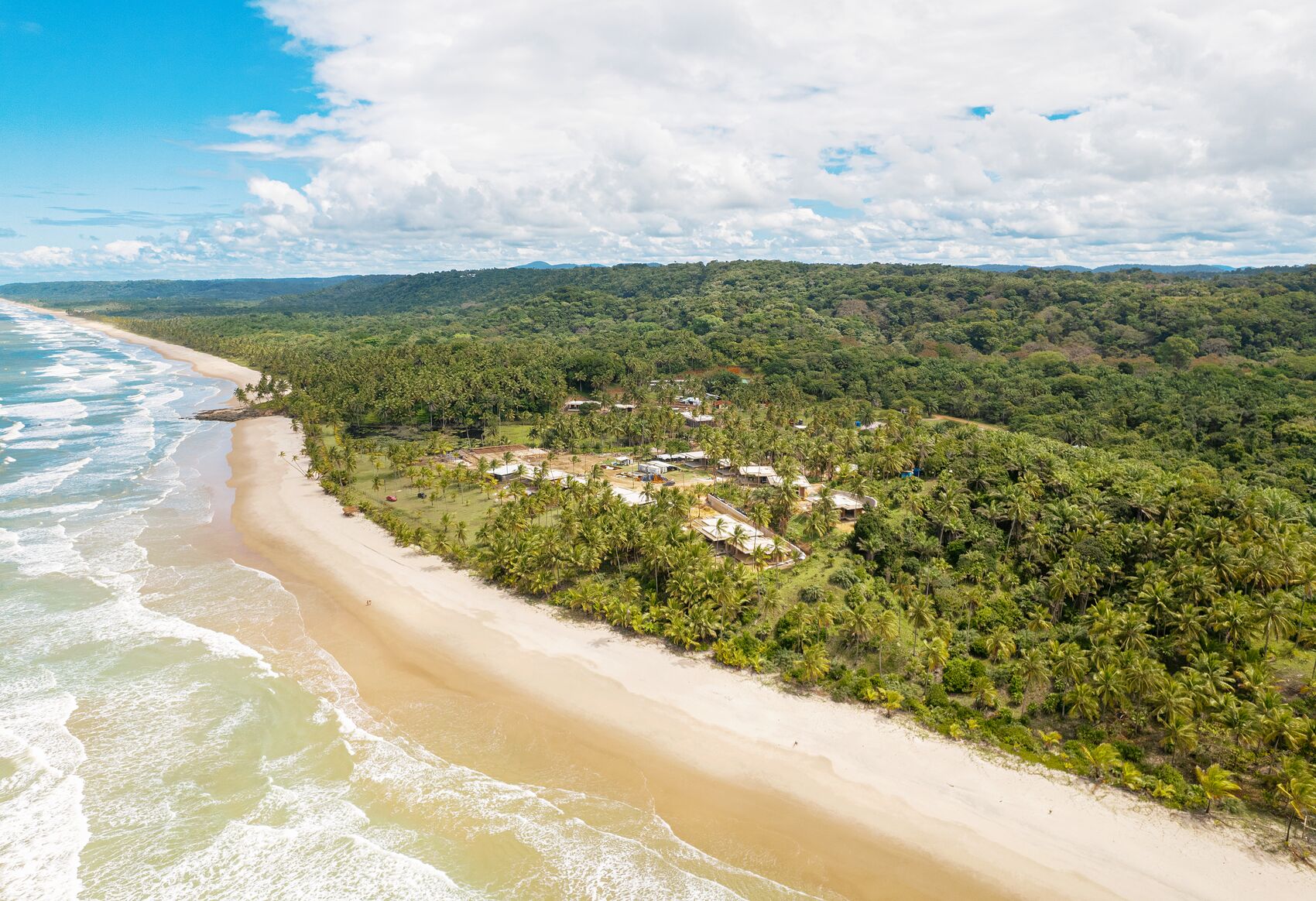 Faixa de praia de Itacaré com o Resort JK em construção